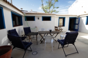 Patio de la galería de arte y biblioteca de Fundación Inquietarte