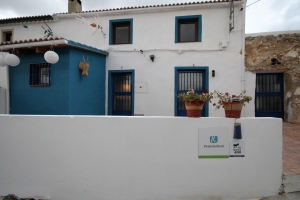Fachada de la casa individual y entrada a la galería de arte y la biblioteca